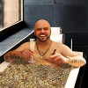 Im Geld baden: Badewanne aus prominenter Hand + 50 Kilo Mnzen dazu geschenkt !